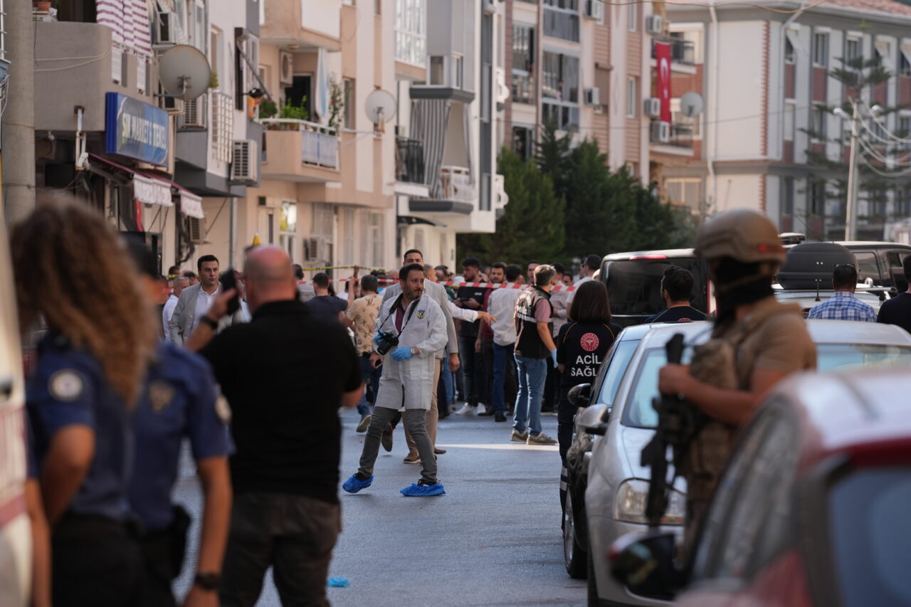 İZMİR (AA) – İzmir'in Balçova ilçesinde, polis merkezine yapılan silahlı