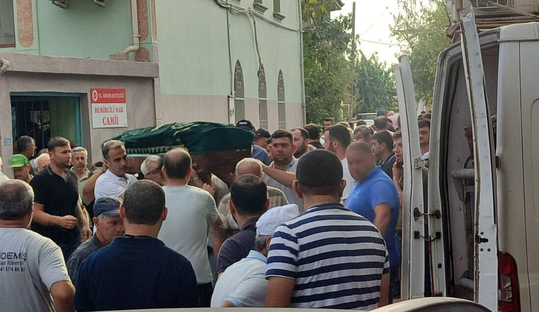 İZMİR (AA) – İzmir'in Ödemiş ilçesinde şarampole devrilen traktörün sürücüsünün