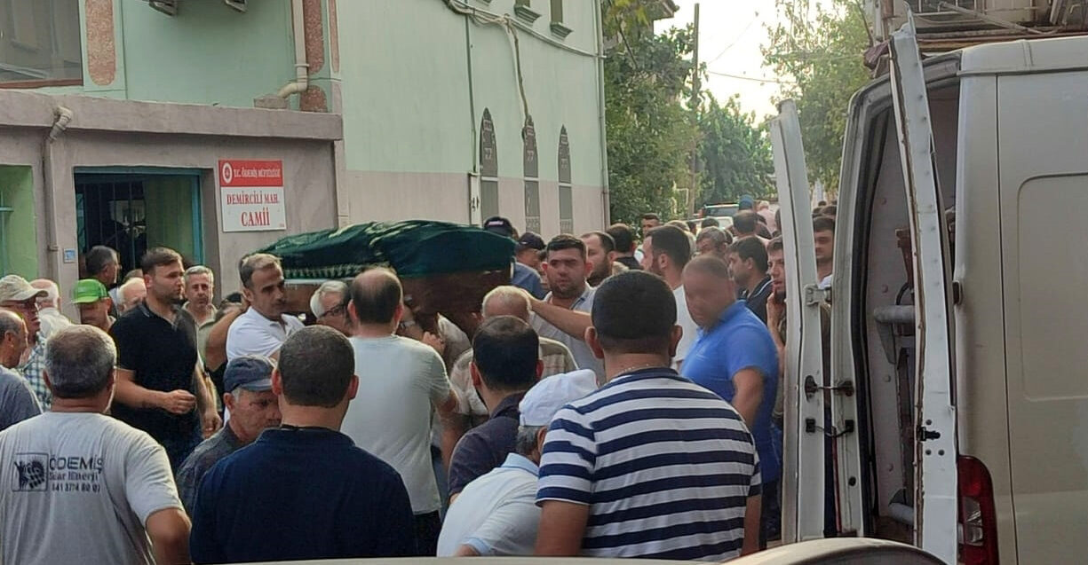 İZMİR (AA) – İzmir'in Ödemiş ilçesinde şarampole devrilen traktörün sürücüsünün