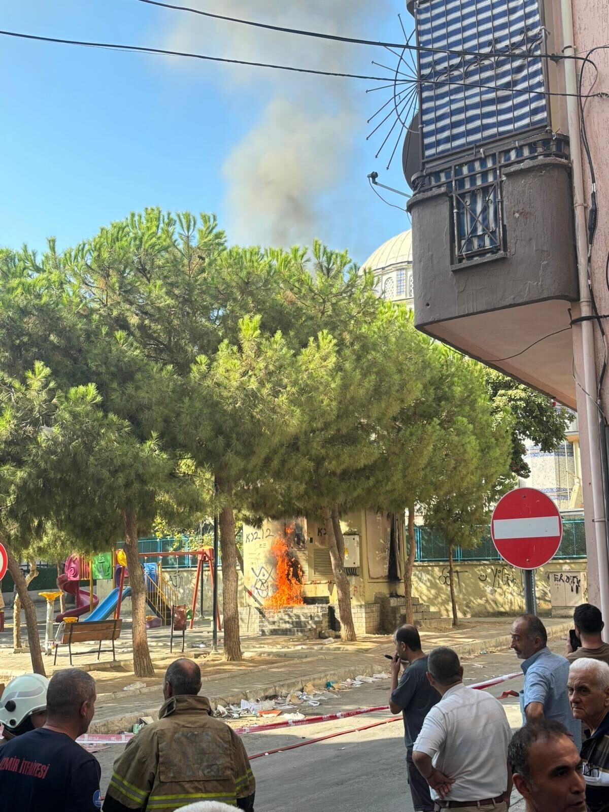 İZMİR (AA) – İzmir'in Karabağlar ilçesinde trafoda çıkan yangın çevreye