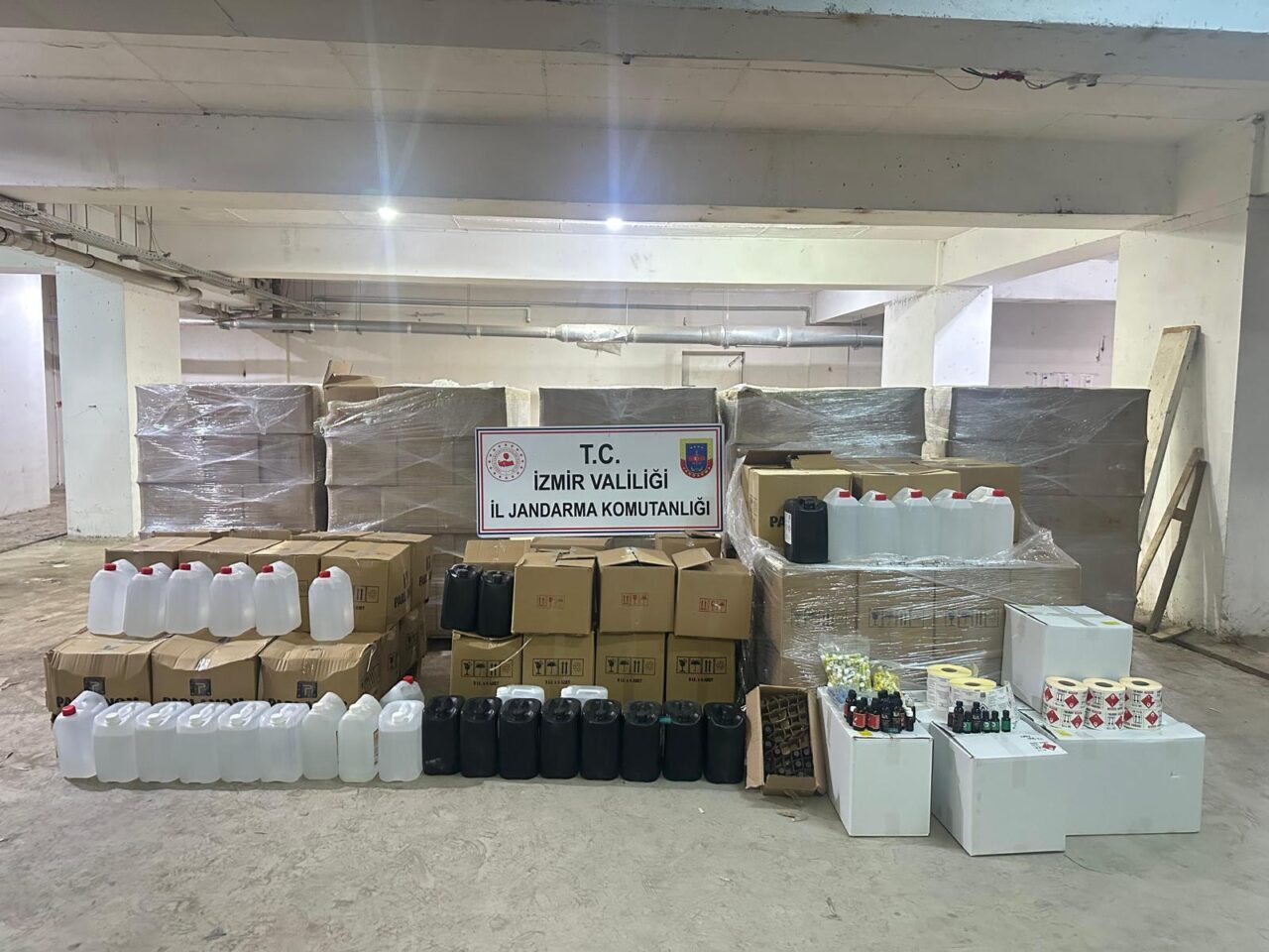 İZMİR (AA) – İzmir'de düzenlenen uyuşturucu operasyonlarında gözaltına alınan 13
