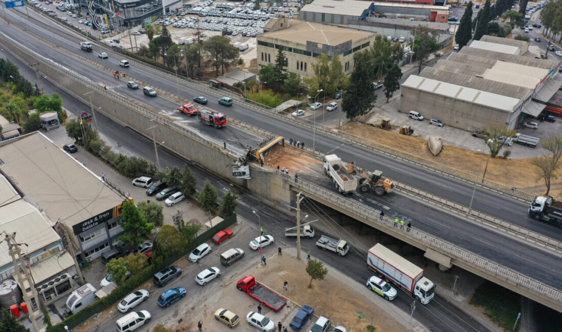 İZMİR (AA) – İzmir'in Bornova ilçesinde, yoldan çıkarak viyadükte asılı