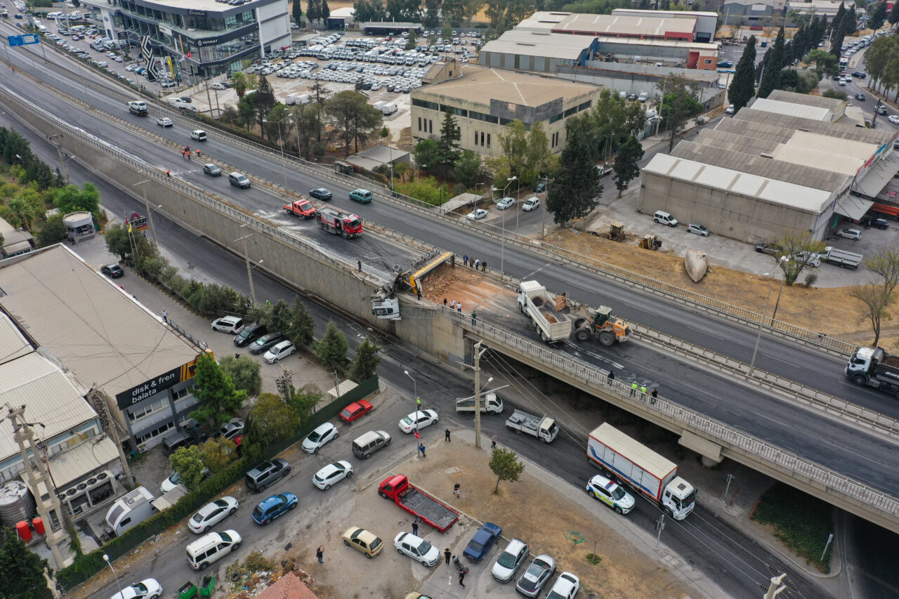 İZMİR (AA) – İzmir'in Bornova ilçesinde, yoldan çıkarak viyadükte asılı