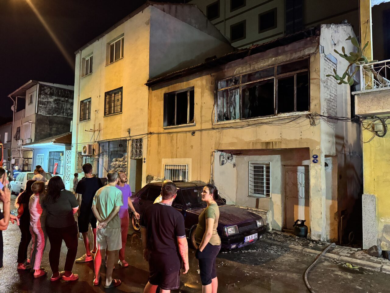 İZMİR (AA) – İzmir'in Çiğli ilçesindeki bir evde çıkan yangın