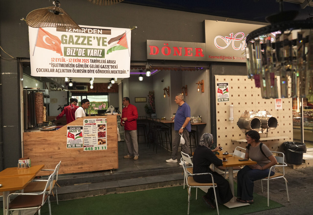 - Konak ilçesindeki işletmenin önüne "İzmir'den Gazze'ye biz de varız.