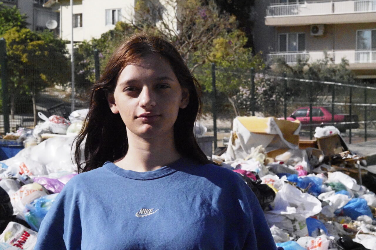 İZMİR (AA) – İzmir'in Buca ilçesinde yaşayanlar, sokaklarda biriken çöplere