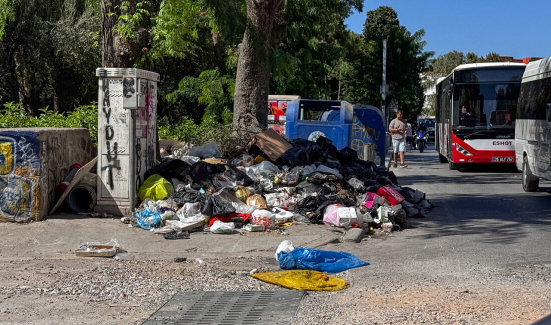 İZMİR (AA) – İzmir'in Buca ilçesinde vatandaşlar, sokaklarda biriken çöplere