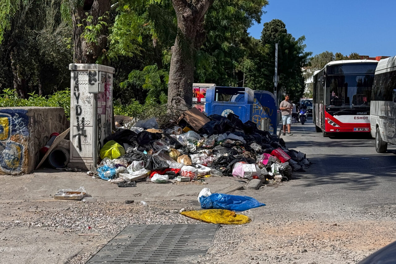 İZMİR (AA) – İzmir'in Buca ilçesinde vatandaşlar, sokaklarda biriken çöplere