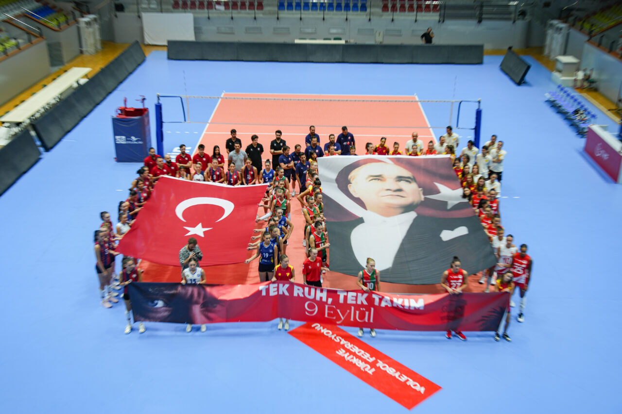 İZMİR (AA) – İzmir'deki kadın voleybol takımları, kentin düşman işgalinden