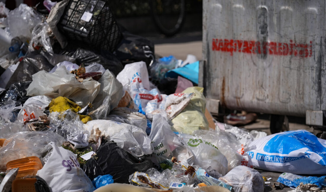 İZMİR (AA) – İzmir'in Karşıyaka ilçesinde yaşayan vatandaşlar, sokaklarda biriken