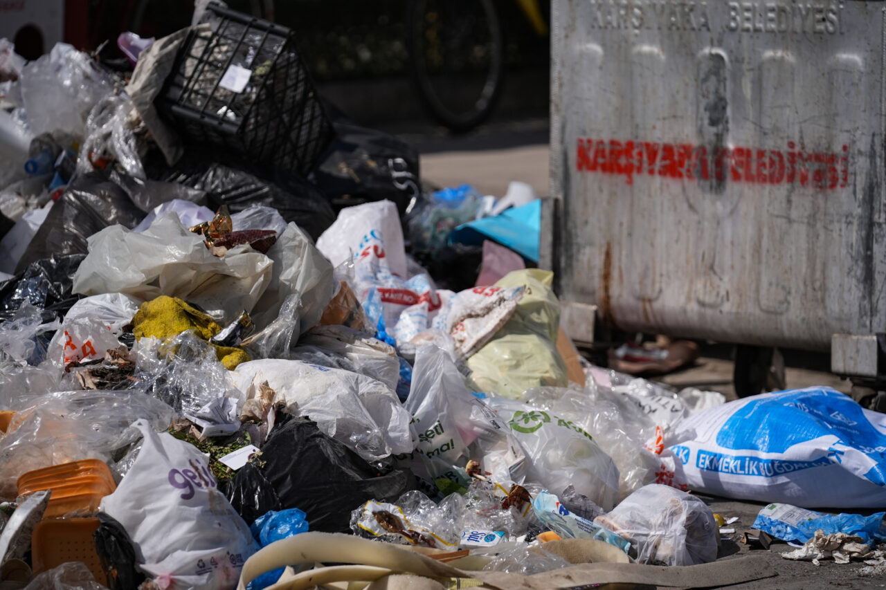İZMİR (AA) – İzmir'in Karşıyaka ilçesinde yaşayan vatandaşlar, sokaklarda biriken