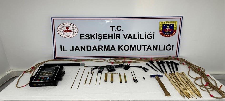 Eskişehir’de kaçak kazı yapan 5 şüpheli jandarmanın çalışması sonucu suçüstü
