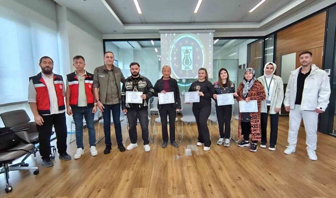 Kütahya’da faaliyet gösteren ev hayvanı satış yeri sahiplerine yönelik eğitim