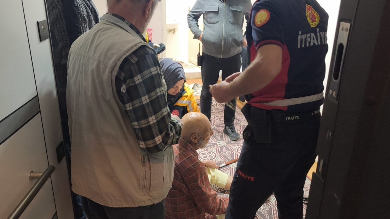 KÜTAHYA (AA) – Kütahya'da yalnız yaşadığı evde düşüp yaralanan kişi,