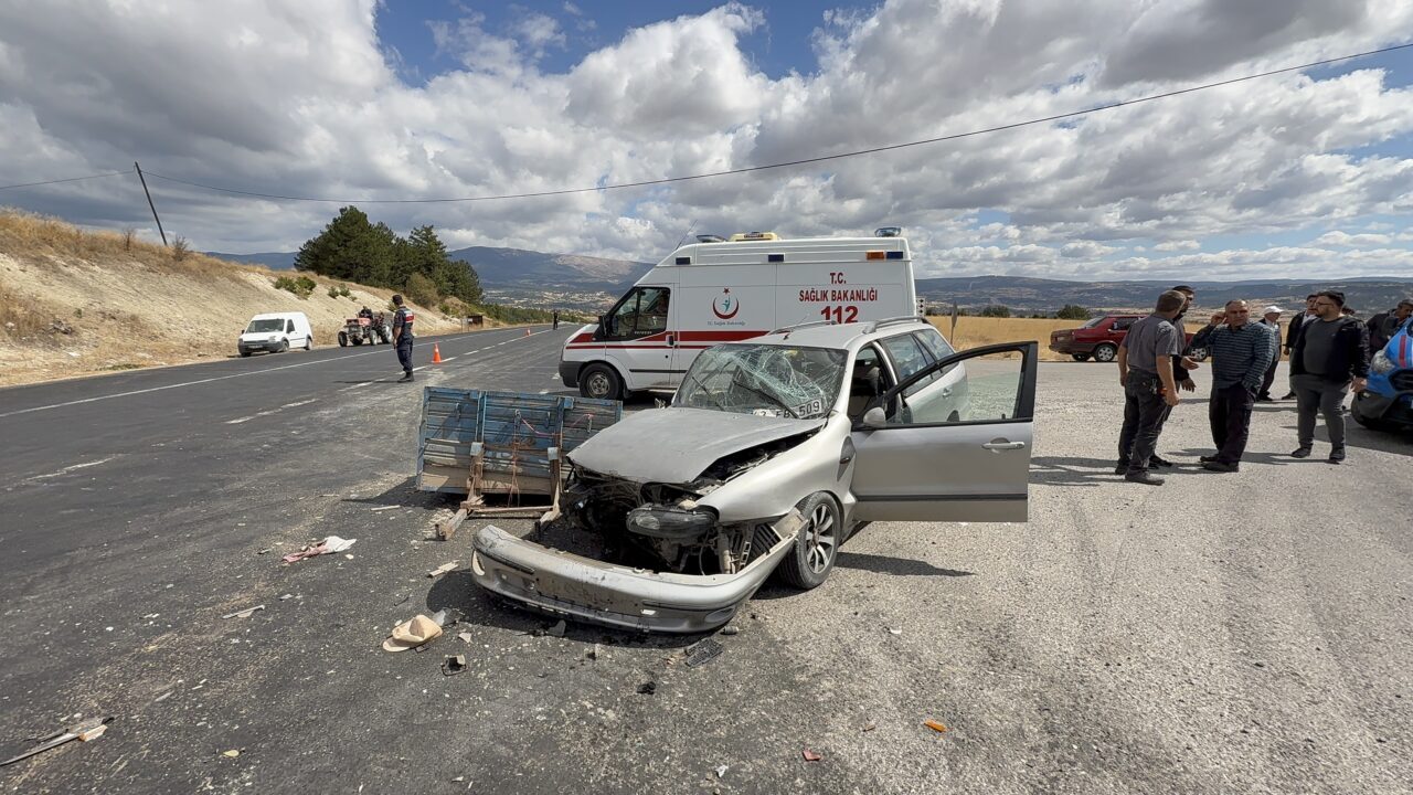 KÜTAHYA (AA) – Kütahya'nın Domaniç ilçesinde traktörle otomobilin çarpışması sonucu