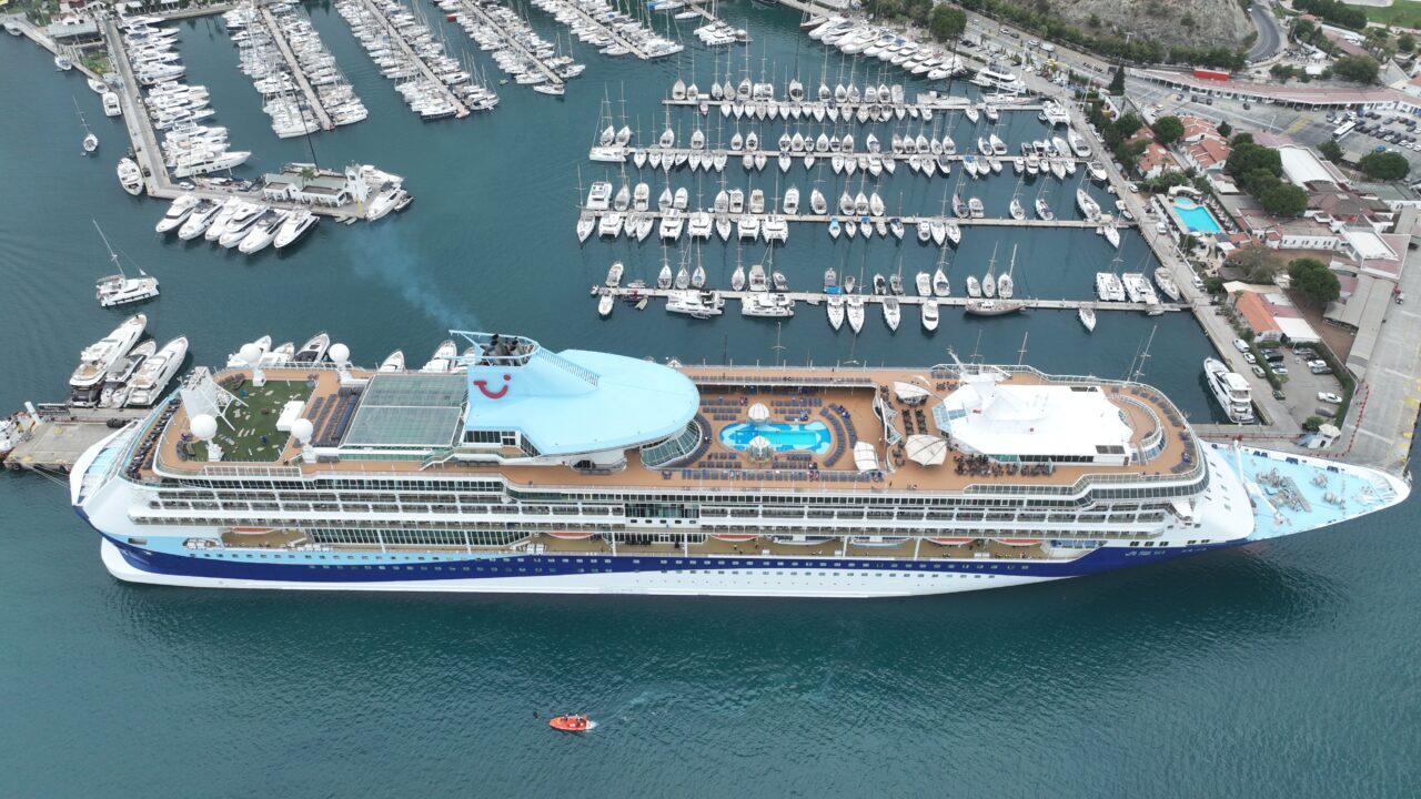 MUĞLA (AA) – Bahamalar bayraklı "Marella Discovery 2" isimli kruvaziyer,