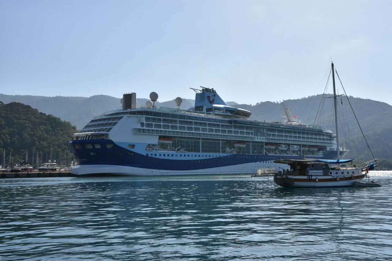 MUĞLA (AA) – Bahamalar bayraklı "Marella Discovery 2" isimli kruvaziyer,