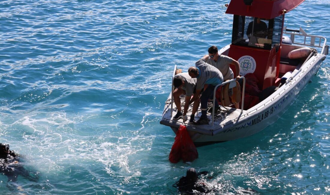 MUĞLA (AA) – Muğla'nın Marmaris ilçesinde, "Uluslararası Kıyı Temizleme Günü"