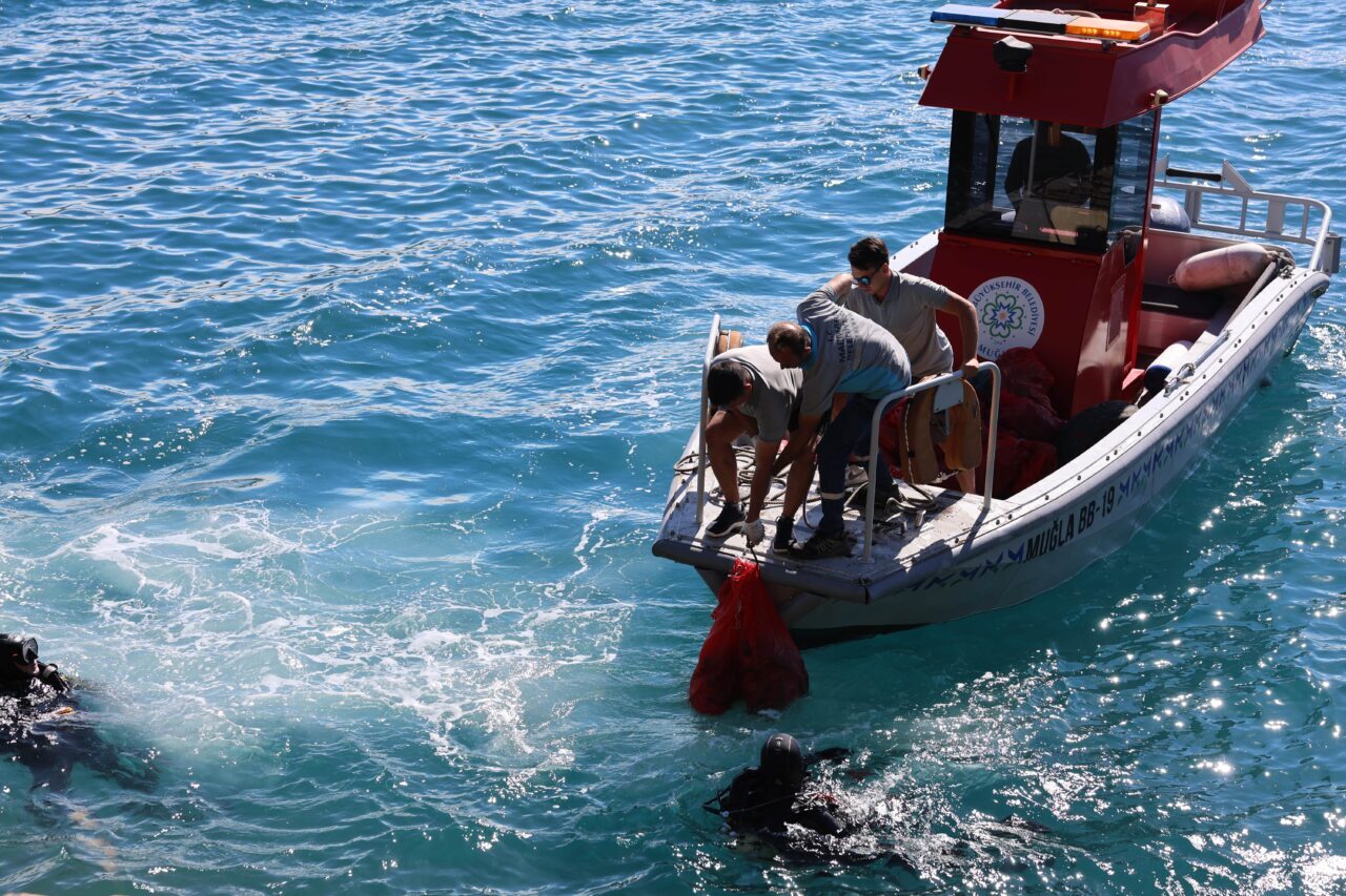 MUĞLA (AA) – Muğla'nın Marmaris ilçesinde, "Uluslararası Kıyı Temizleme Günü"