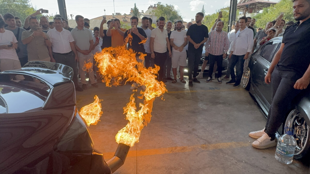 MUĞLA (AA) – Türkiye'nin farklı illerindeki modifiye araç tutkunları, Muğla'nın