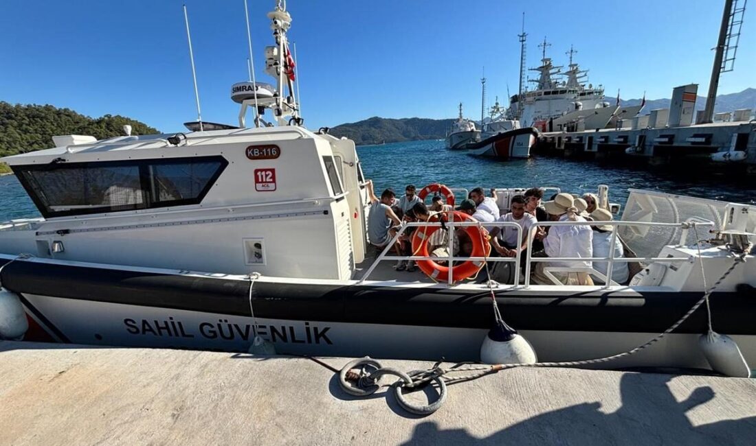 MUĞLA (AA) – Muğla'nın Marmaris ilçesinde 18 düzensiz göçmen yakalandı.