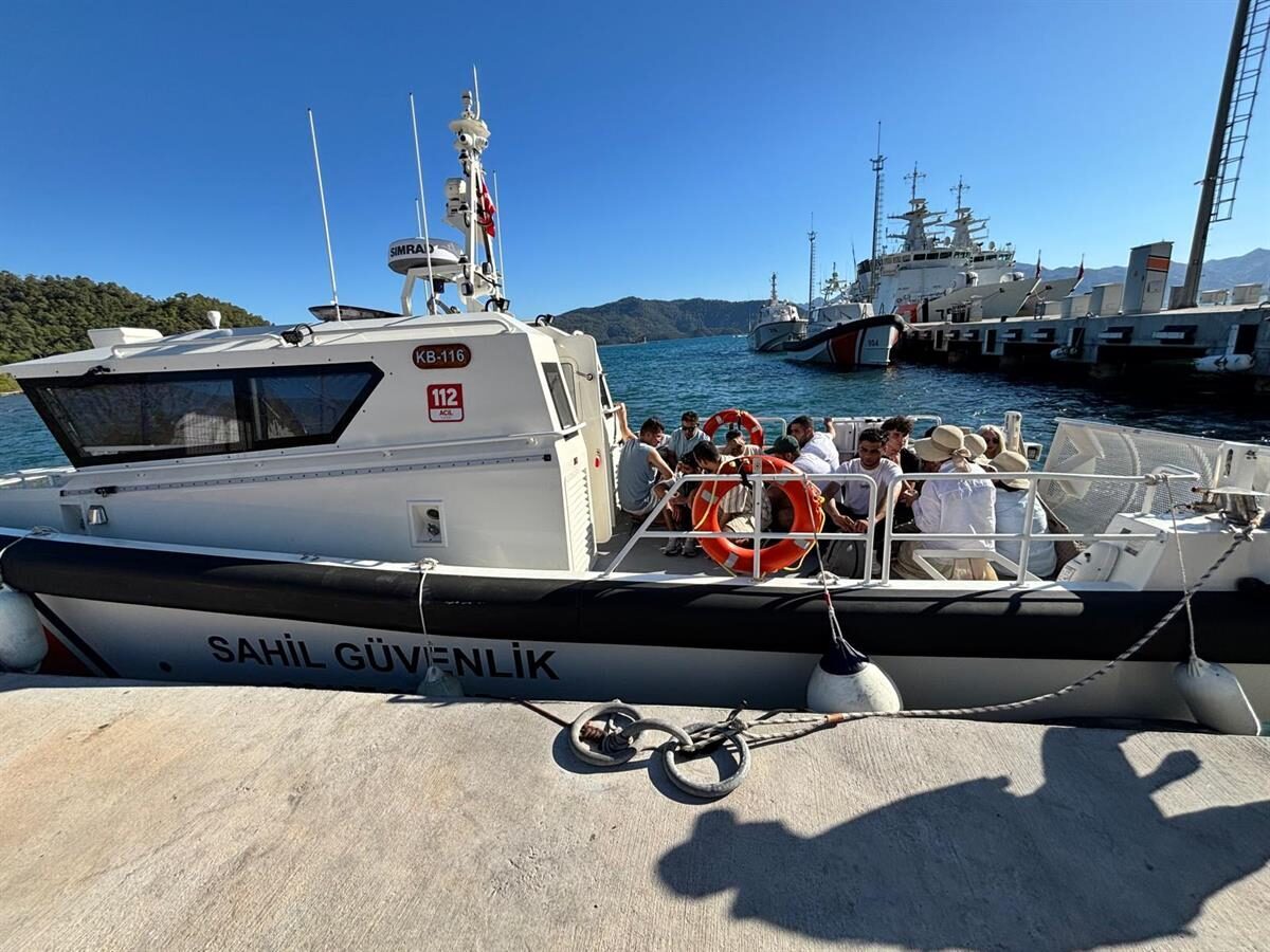 MUĞLA (AA) – Muğla'nın Marmaris ilçesinde 18 düzensiz göçmen yakalandı.