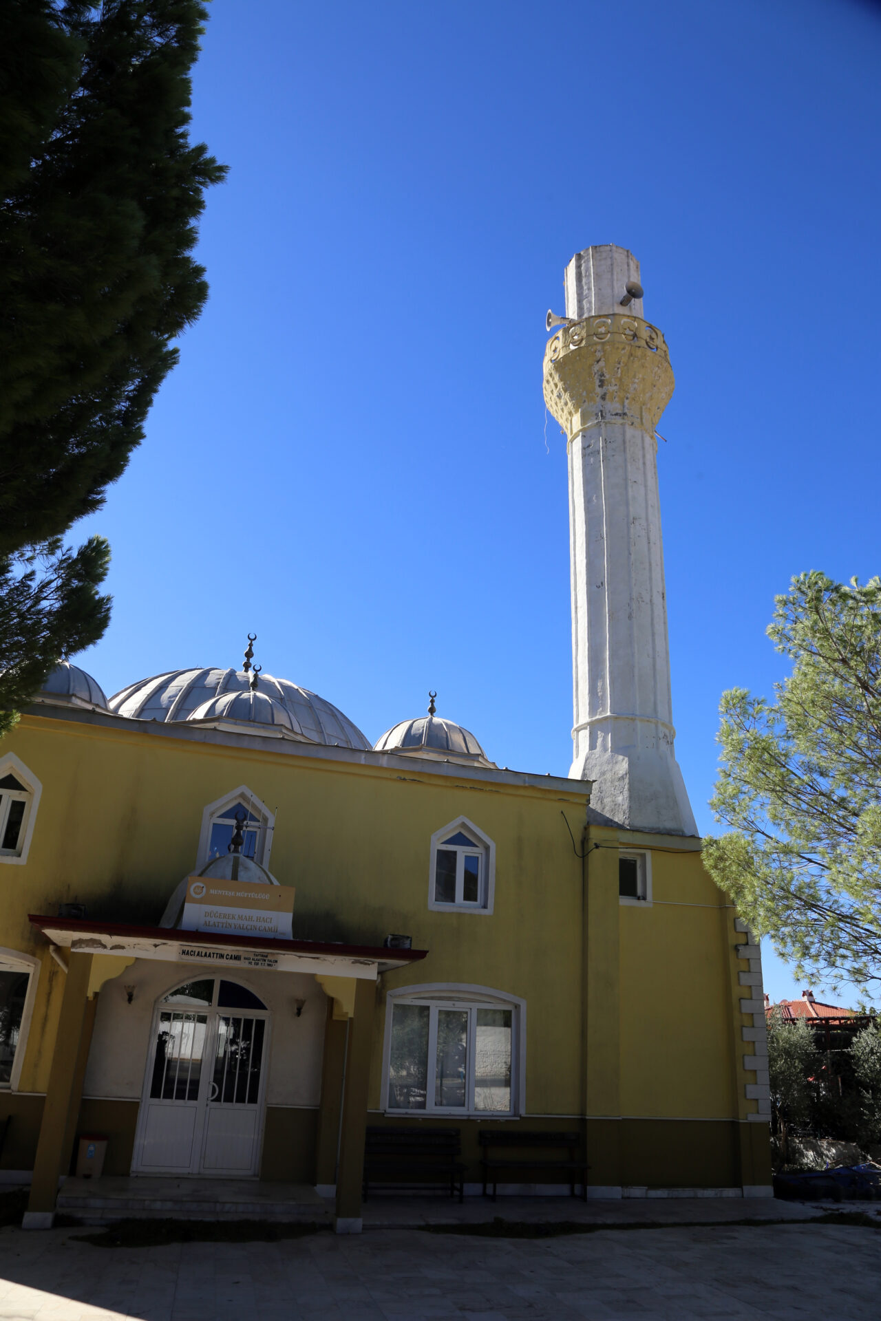 MUĞLA (AA) – Muğla'nın Menteşe ilçesinde kuvvetli rüzgar hayatı olumsuz