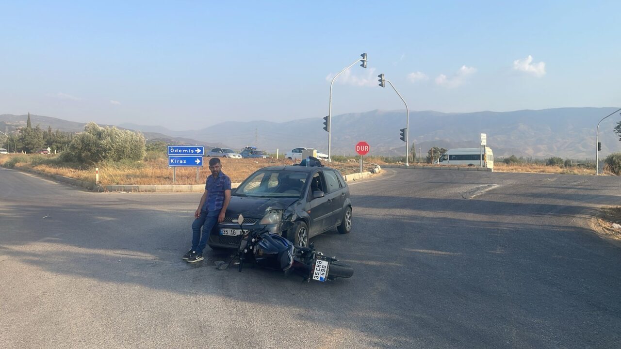 İZMİR (AA) – İzmir'in Ödemiş ilçesinde otomobil ve motosikletin çarpışması
