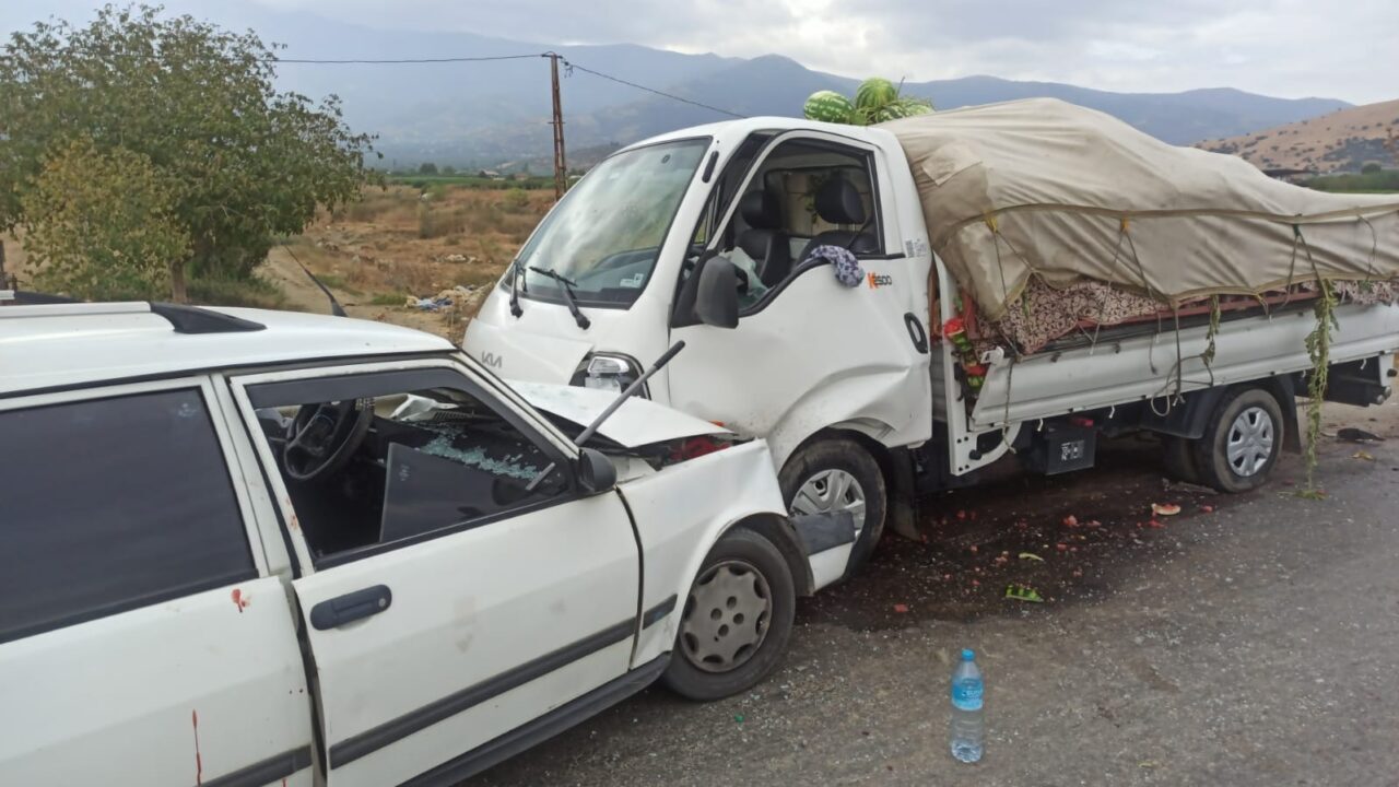 İZMİR (AA) – İzmir'in Ödemiş ilçesinde otomobille kamyonetin çarpışması sonucu