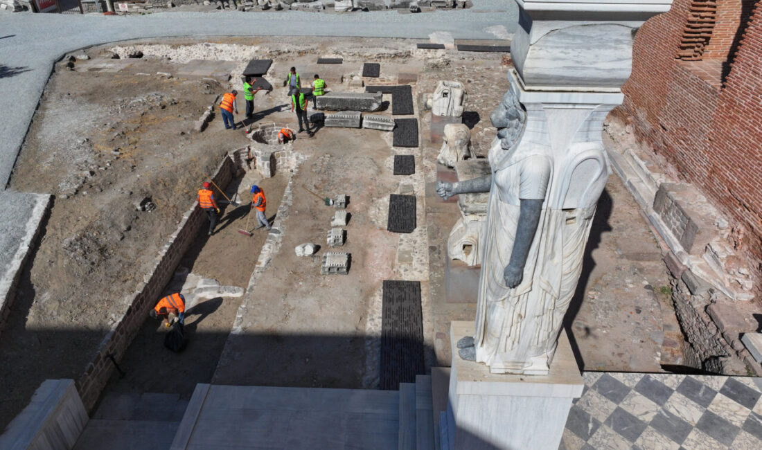 - UNESCO Dünya Miras Listesi'ndeki Pergamon Antik Kenti'nde kırmızı tuğlalarıyla