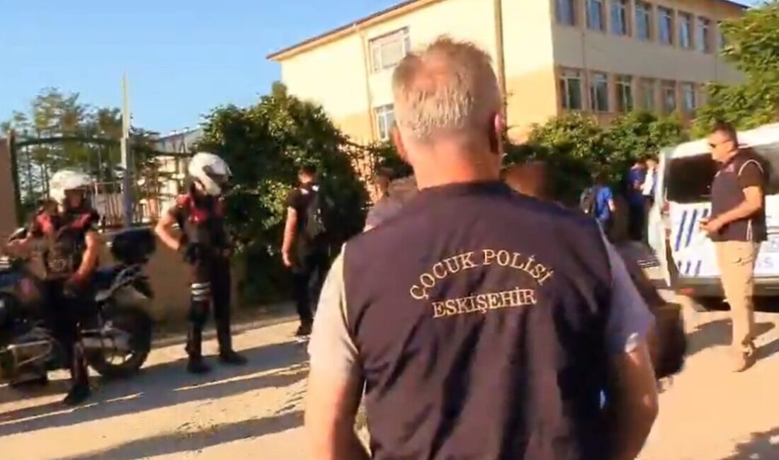 Eskişehir’de polis ekiplerince öğrencilerin güvenliğinin sağlanması amacıyla okul çevrelerinde yapılan