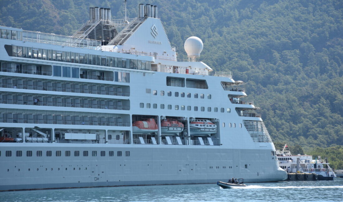 MUĞLA (AA) – Muğla'nın Marmaris ilçesine gelen "Silver Muse" isimli