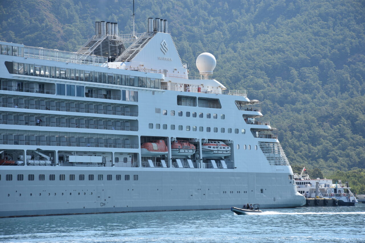 MUĞLA (AA) – Muğla'nın Marmaris ilçesine gelen "Silver Muse" isimli