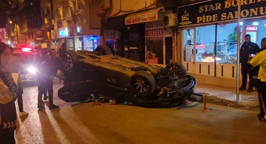 Afyonkarahisar’da sokak arasında yaşanan trafik kazasında kaldırıma çarparak kontrolden çıkan