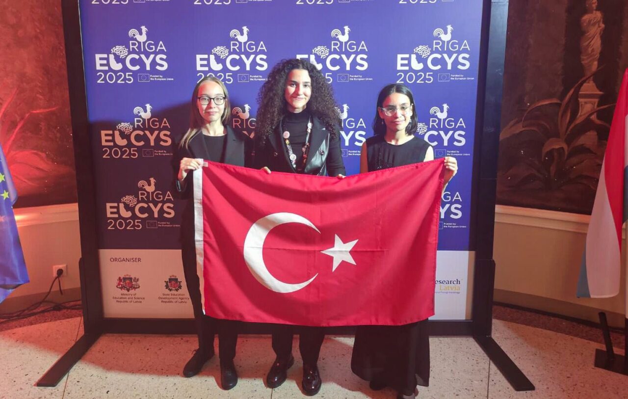 - TED Ankara Koleji 12. sınıf öğrencisi Ceren Sel:
- "Küçük