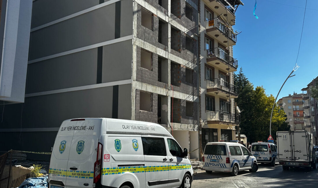 UŞAK (AA) – Uşak'ta inşaat halindeki apartmanın dördüncü katından düşen