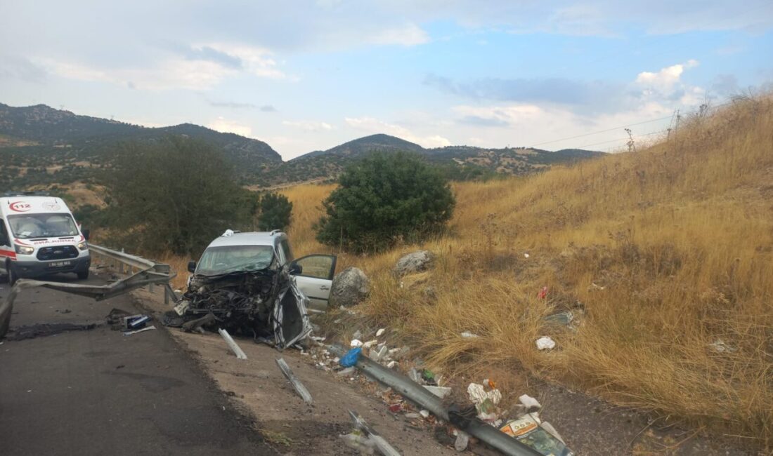 UŞAK (AA) – Uşak'ta bariyerlere çarpan hafif ticari araçtaki 4