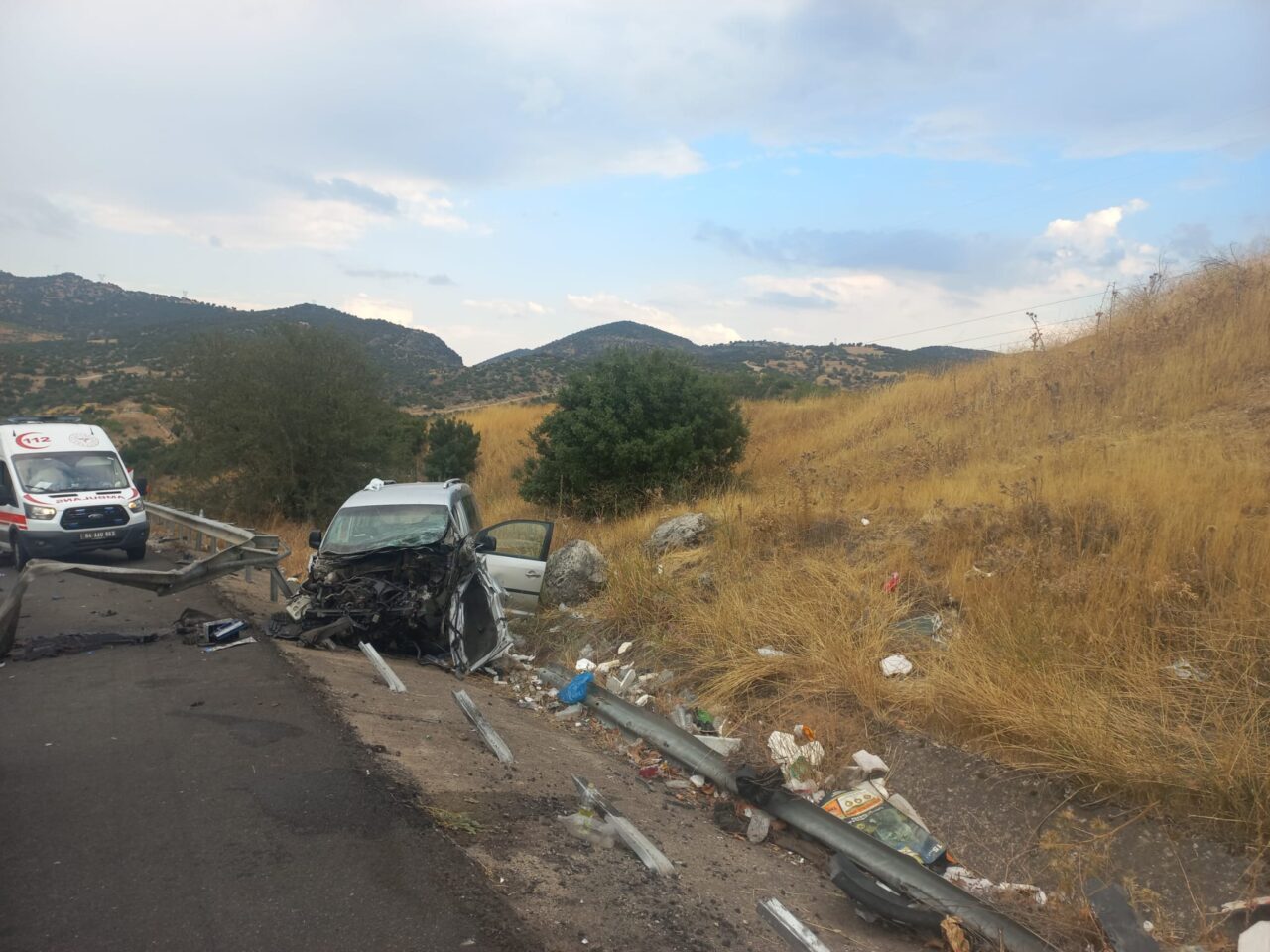 UŞAK (AA) – Uşak'ta bariyerlere çarpan hafif ticari araçtaki 4