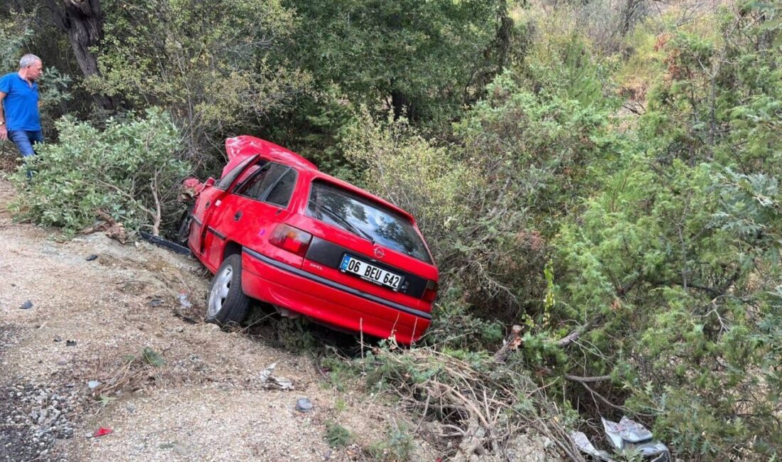 UŞAK (AA) – Uşak'ta iki otomobilin çarpıştığı kazada 3 kişi