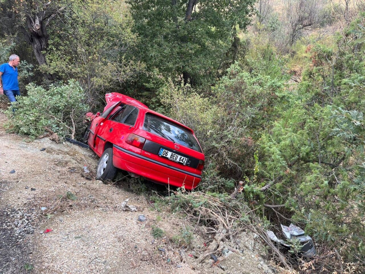 UŞAK (AA) – Uşak'ta iki otomobilin çarpıştığı kazada 3 kişi