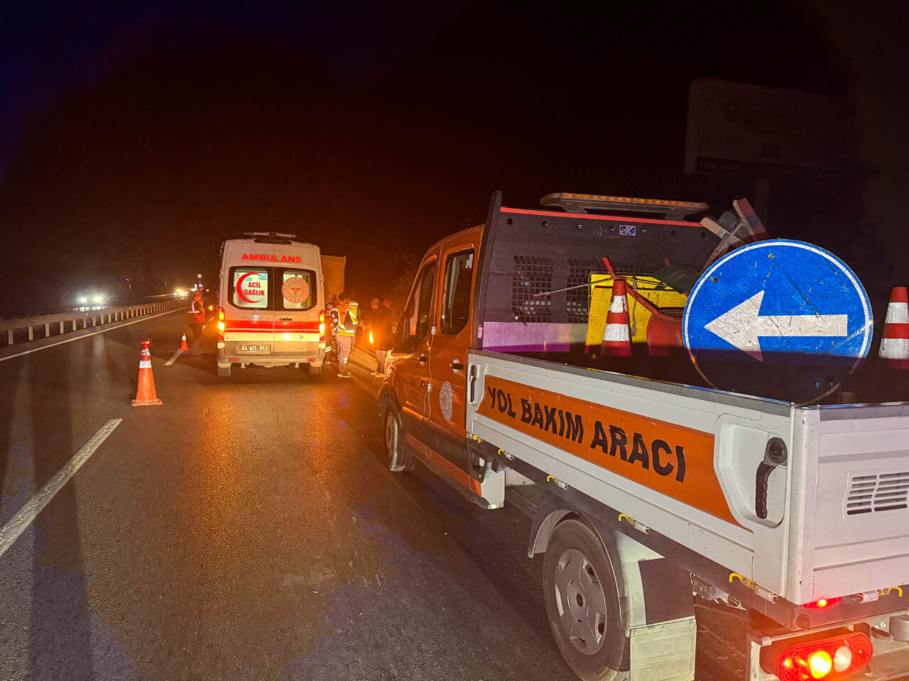 UŞAK (AA) – Uşak'ta lastiği patladığı için yol kenarında duran