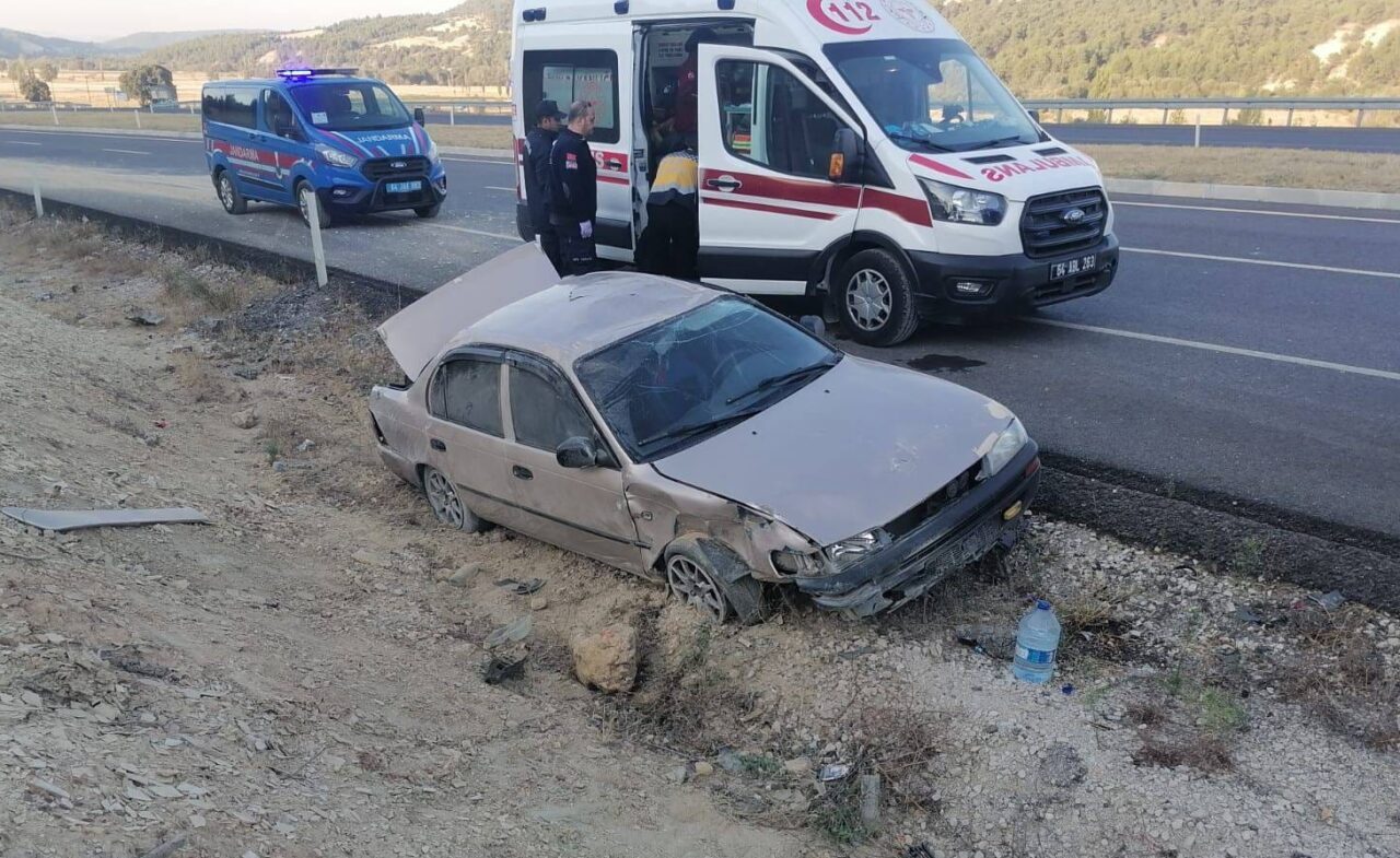 UŞAK (AA) – Uşak'ta otomobilin şarampole düşmesi sonucu 4 kişi