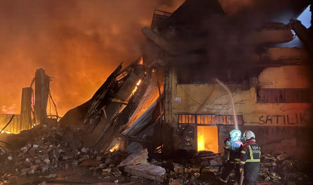 UŞAK (AA) – Uşak'ta tekstil fabrikası ve deposunda çıkan yangına