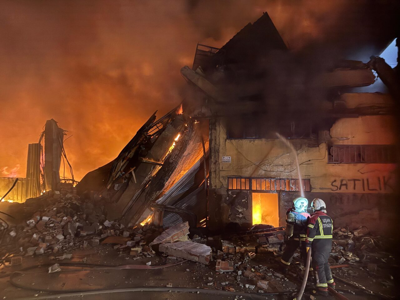 UŞAK (AA) – Uşak'ta tekstil fabrikası ve deposunda çıkan yangına