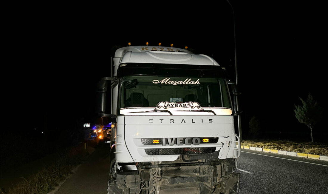 UŞAK (AA) – Uşak'ta tırla çarpışan otomobildeki 1 kişi öldü,