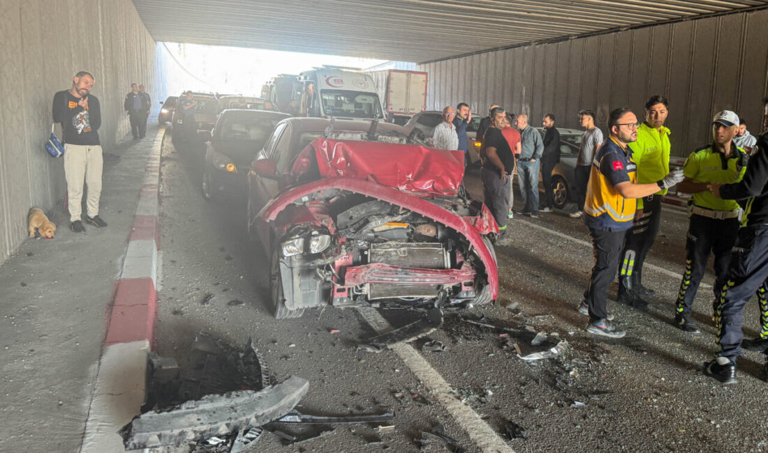 UŞAK (AA) – Uşak'ta üç otomobilin çarpışması sonucu yaralanan 3