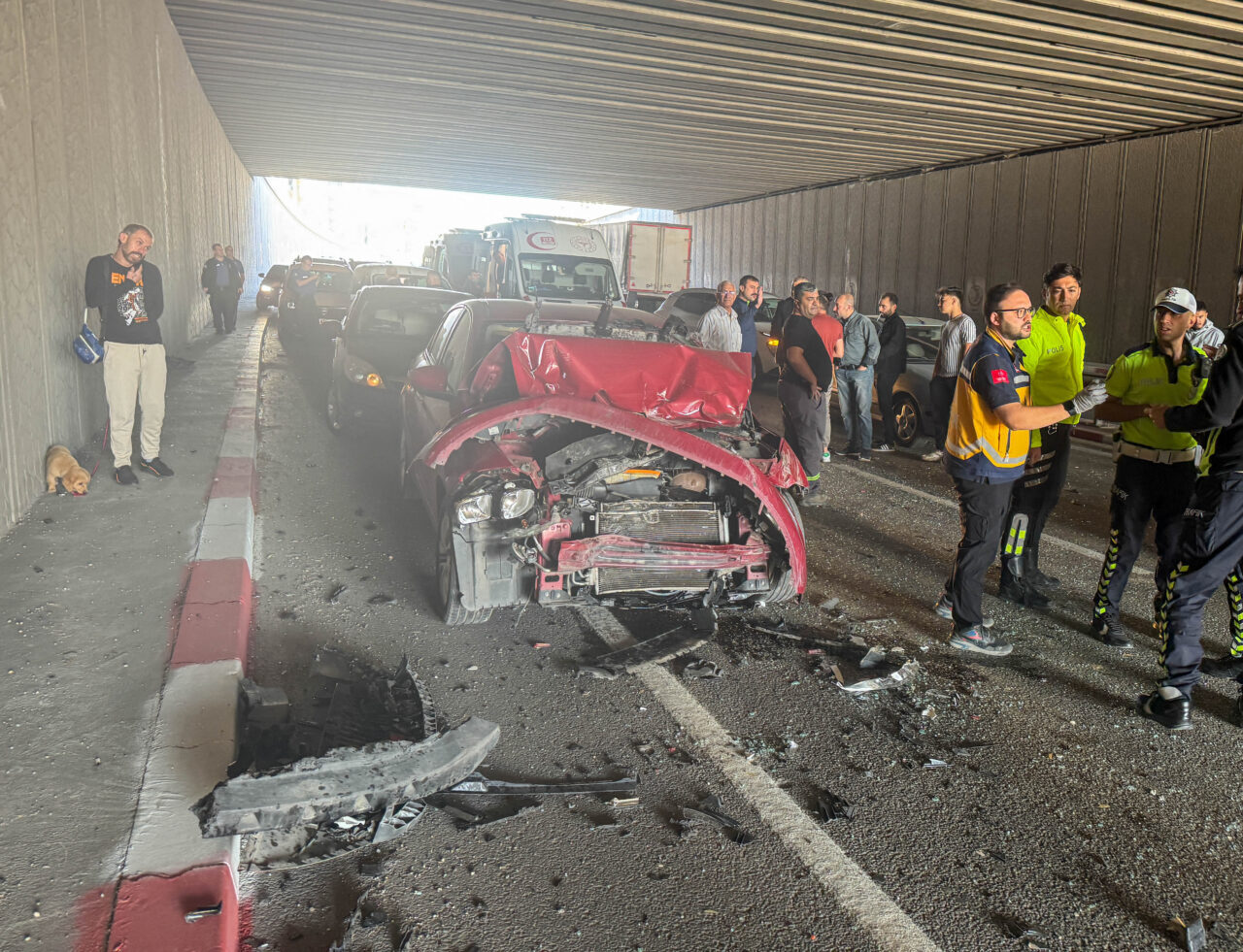 UŞAK (AA) – Uşak'ta üç otomobilin çarpışması sonucu yaralanan 3