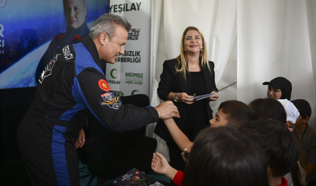 - Türkiye'nin ilk astronotu Alper Gezeravcı:
- (Ana çeldiriciler) "Bu tuzağa