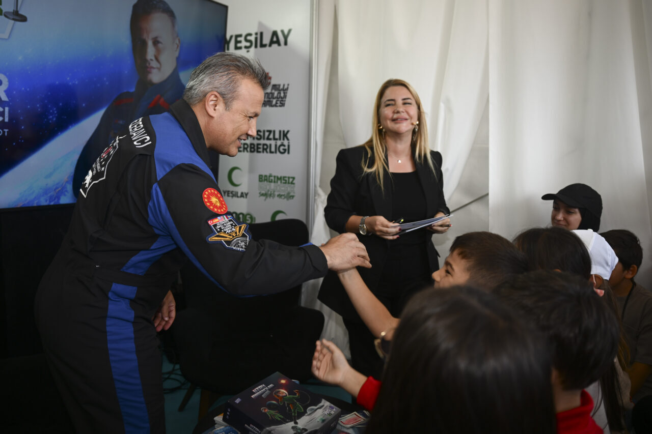 - Türkiye'nin ilk astronotu Alper Gezeravcı:
- (Ana çeldiriciler) "Bu tuzağa