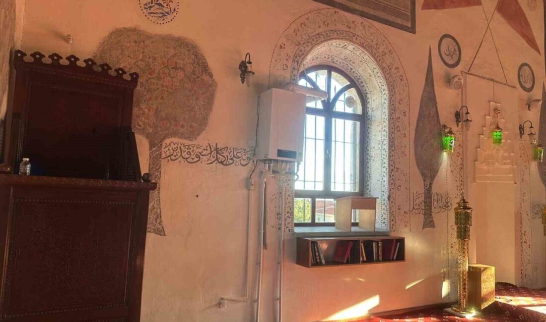 Eskişehir’in Mihalıççık ilçesinde bulunan 139 yıllık Camii-i Kebir Camii’nin kıbleye